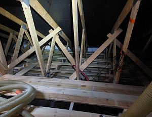 Zateplení stropu novostavby bungalovu pomocí foukané izolace